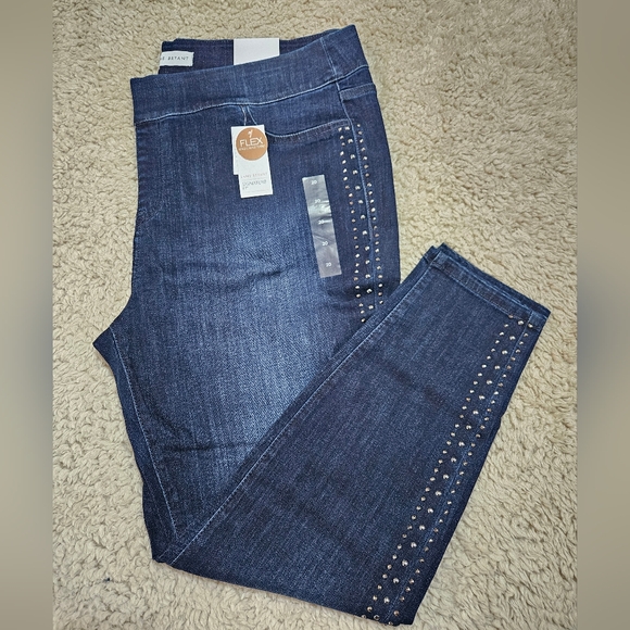 NWT Lane Bryant Jegging with Magic Flex Waistband MediumWash with Studs, 20 - Picture 2 of 6